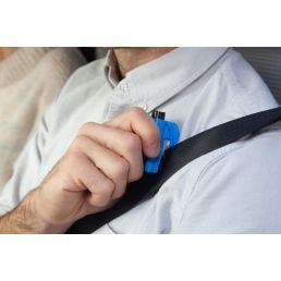 resqme bleu en action, coupe-ceinture de sécurité coincée
