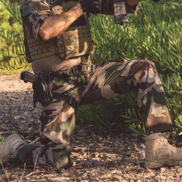 pantalon treillis opex cce en action, position à genoux, airsoft randonnée intervention