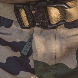 pantalon treillis opex camouflage cce, gros plan ceinture, tissu ripstop avec étiquette opex
