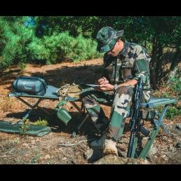 pantalon treillis opex cce porté en extérieur, position assise au bivouac