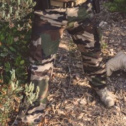 pantalon treillis opex cce porté en extérieur, vue de face, poches cargo apparentes