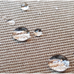 tissu veste m65 brandit déperlant, gouttes d’eau en gros plan