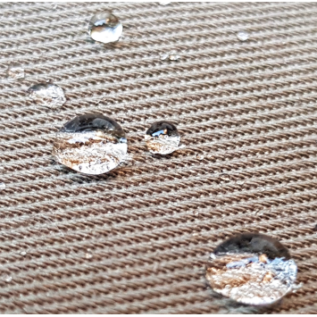 tissu veste m65 brandit déperlant, gouttes d’eau en gros plan