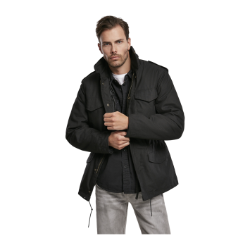 veste m65 classic brandit noire portée par un homme, coupe ample, capuche dans le col