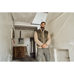 Gilet Multipoches Reporter Hunting BRANDIT vert porté de face en intérieur