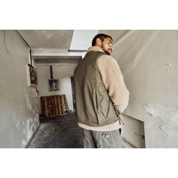 Gilet Multipoches Reporter Hunting BRANDIT vert porté de dos en intérieur