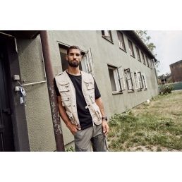 Gilet Multipoches Reporter Hunting BRANDIT sable porté à l'extérieur