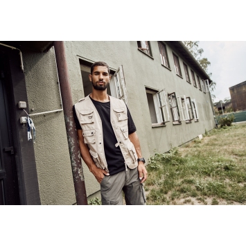 Gilet Multipoches Reporter Hunting BRANDIT sable porté à l'extérieur