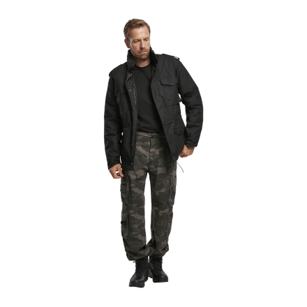 pantalon cargo brandit pure vintage dark camo, modèle porté, vue de face, poches cargo et coupe treillis