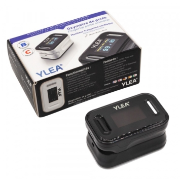 oxymètre de pouls oled ylea dans sa boîte ouverte, appareil protégé