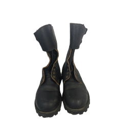 rangers BM65 cuir noir, languettes ouvertes, laçage et œillets acier