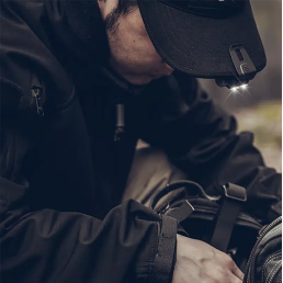 Lampe frontale NEXTORCH Détachable ECO STAR portée sur casquette randonneur