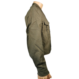 veste armée belge vintage années 70, vue trois-quarts, rabat coupe-vent et boutonnage