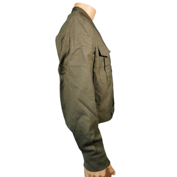 veste armée belge vintage années 70, vue trois-quarts, rabat coupe-vent et boutonnage