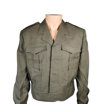 veste armée belge vintage années 70, vue trois-quarts, rabat coupe-vent et boutonnage