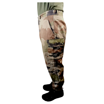 pantalon militaire f2 camouflage ce occasion, vue de face, poches cargo et serrage bas de jambe