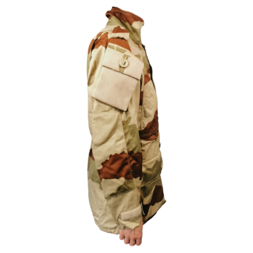 veste militaire t4s2 désert, profil droit, poche d’épaule à rabat